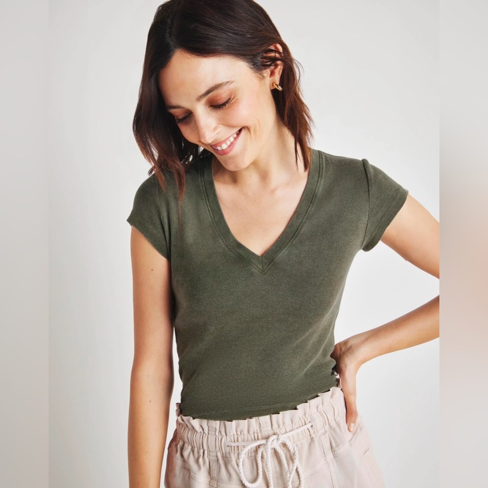 NWT Splendid Women’s Faye V Neck Tee Olive